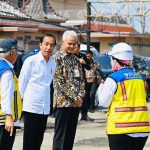 Presiden Jokowi; Gubernur Jateng, Ganjar Pranowo dan Menteri PUPR, Basuki Basuki Hadimuljono saat meninjau rekonstruksi Jalan Raya Surakarta-Gemolong-Purwodadi di Kabupaten Sragen, Provinsi Jawa Tengah pada Minggu, (23/07) (Foto: Dok BPMI Setpres)