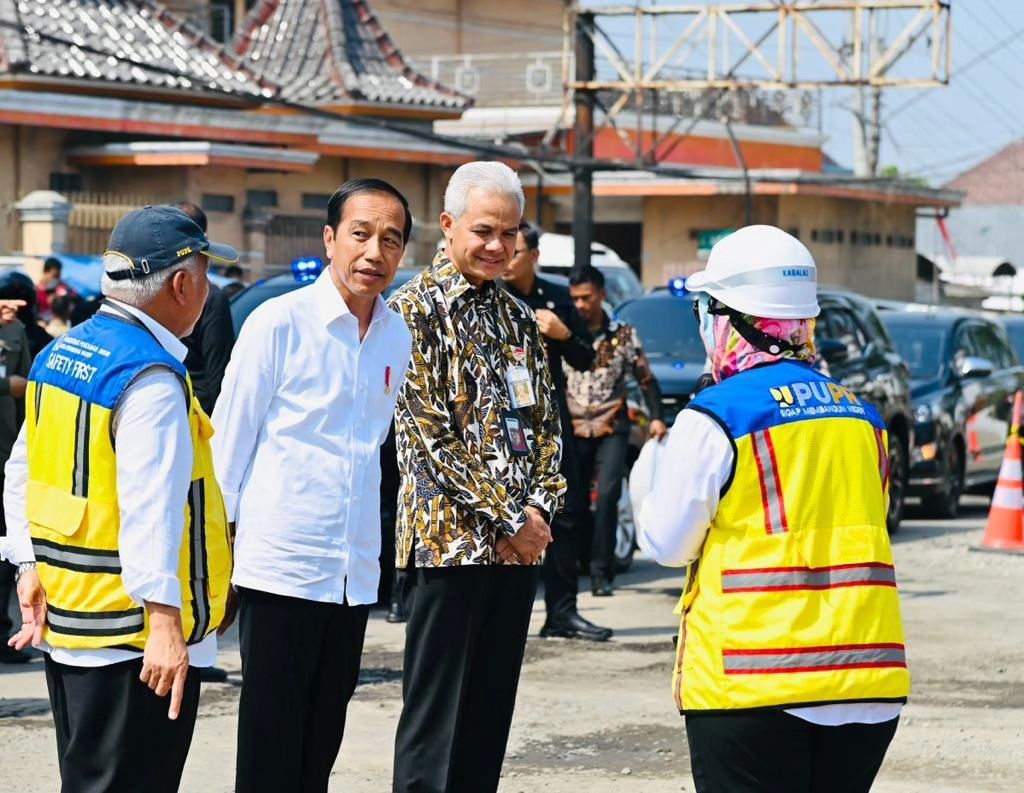 Presiden Jokowi; Gubernur Jateng, Ganjar Pranowo dan Menteri PUPR, Basuki Basuki Hadimuljono saat meninjau rekonstruksi Jalan Raya Surakarta-Gemolong-Purwodadi di Kabupaten Sragen, Provinsi Jawa Tengah pada Minggu, (23/07) (Foto: Dok BPMI Setpres)