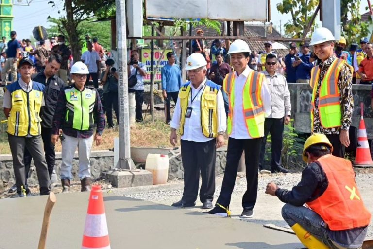 Presiden Joko Widodo meninjau rekonstruksi Jalan Raya Surakarta-Gemolong-Purwodadi di Kabupaten Sragen, Provinsi Jawa Tengah pada Minggu, (23/07) (Foto: Dok BPMI Setpres)