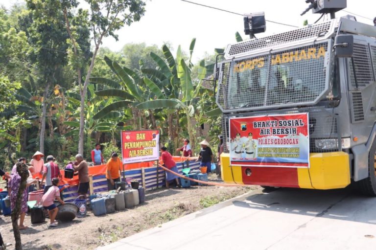 Water Cannon Hingga Motor Bronjong Polisi Diterjunkan Atasi Kekeringan di Grobogan