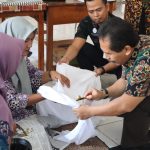 Pelatihan membatik di aula Dinas Koperasi, UKM, Tenaga Kerja, dan Transmigrasi.