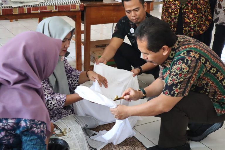 Pelatihan membatik di aula Dinas Koperasi, UKM, Tenaga Kerja, dan Transmigrasi.