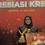 Keysha Malaeka Putri Widiyantoro, siswa MTsN 1 Pati menerima penghargaan Kapolri lewat karya cerpen berjudul My Super Dad