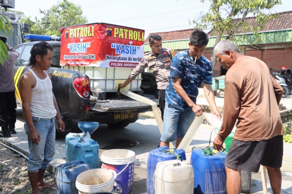 Mobil Patroli Polisi di Grobogan Dimodifikasi untuk Salurkan Air Bersih