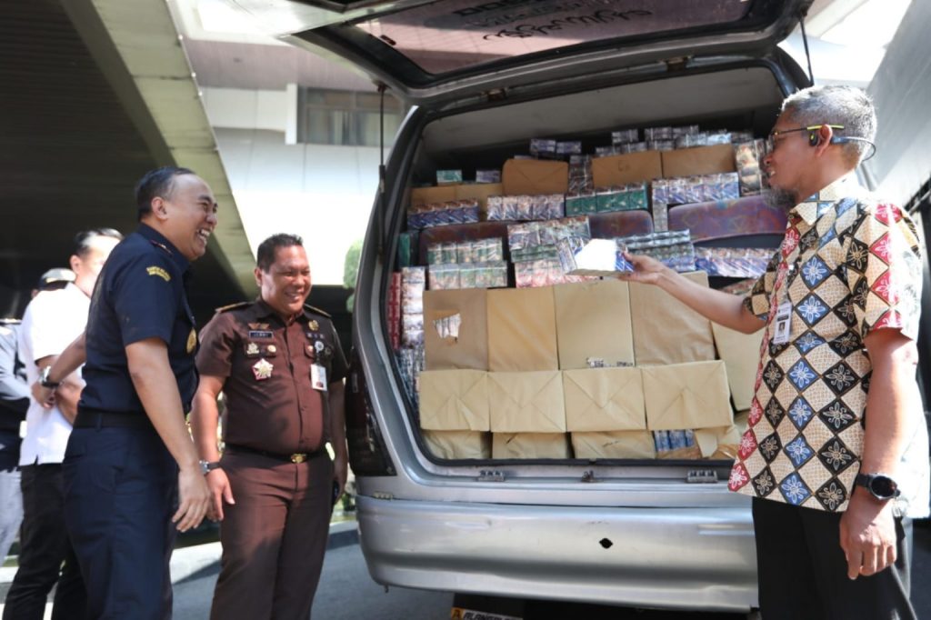 Pemprov Jateng dan Kanwil Bea Cukai Musnahkan 10 Juta Rokok Ilegal