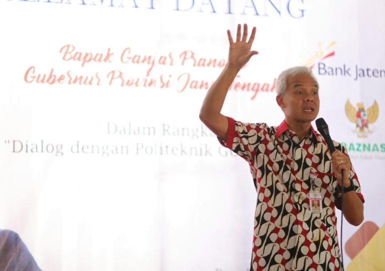Ganjar Minta Sekolah di Jateng Tidak Menahan Ijazah Siswa