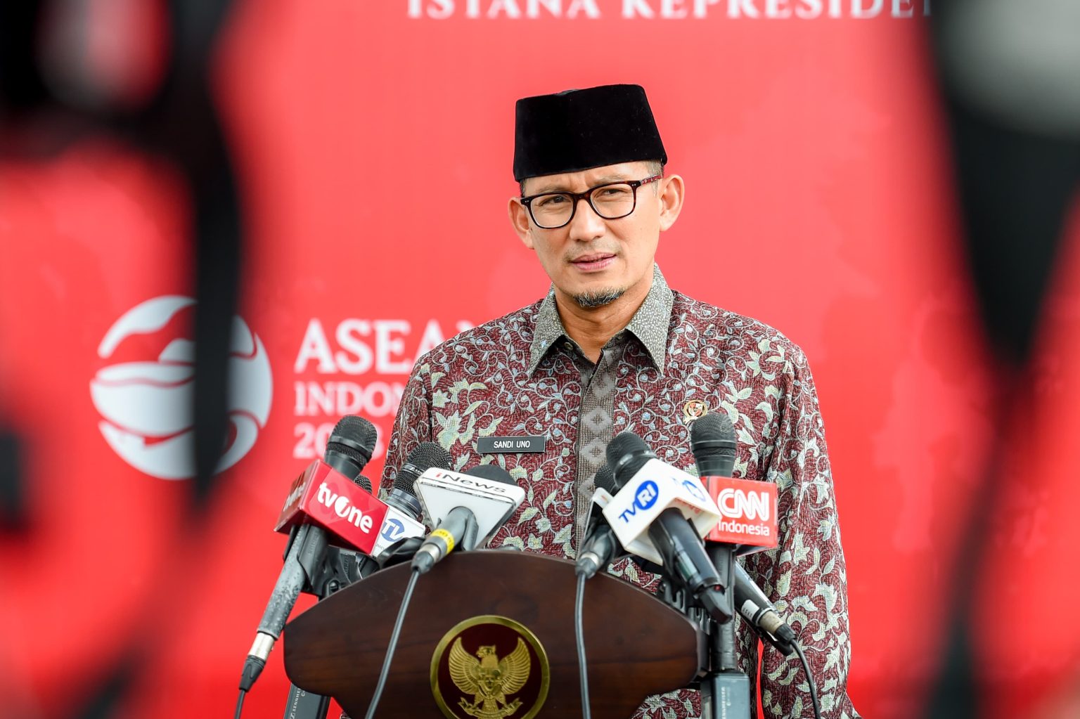 Menparekraf Sandiaga Uno memberikan keterangan pers di Kompleks Istana Kepresidenan, Jakarta, selepas rapat, Kamis (13/07).
