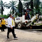 Presiden Jokowi meninjau Jalan Inpres Jalur Kerkap-Tanjung Agung Pali, di Kabupaten Bengkulu Utara dalam kunjungan kerjanya ke Provinsi Bengkulu pada Jumat (21/07). 