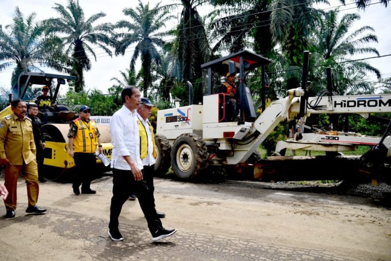 Presiden Jokowi meninjau Jalan Inpres Jalur Kerkap-Tanjung Agung Pali, di Kabupaten Bengkulu Utara dalam kunjungan kerjanya ke Provinsi Bengkulu pada Jumat (21/07). 