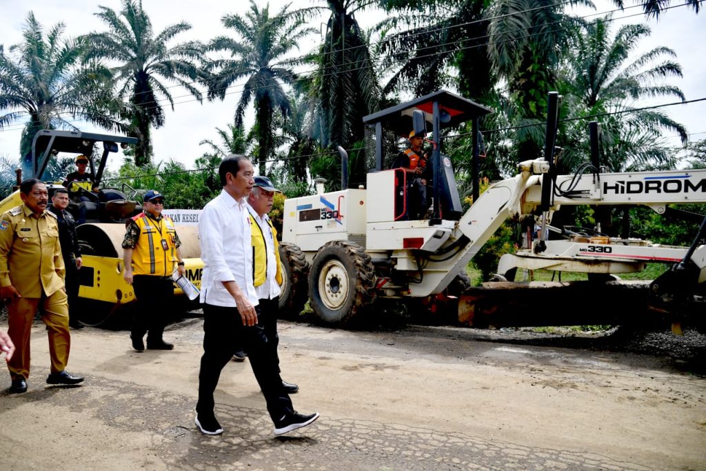Presiden Jokowi meninjau Jalan Inpres Jalur Kerkap-Tanjung Agung Pali, di Kabupaten Bengkulu Utara dalam kunjungan kerjanya ke Provinsi Bengkulu pada Jumat (21/07).