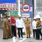 Presiden Jokowi usai meresmikan jalan tol ruas Bengkulu-Taba Penanjung di Gerbang Tol Bengkulu-Taba Penanjung, Kota Bengkulu, Provinsi Bengkulu, pada Kamis (20/07).