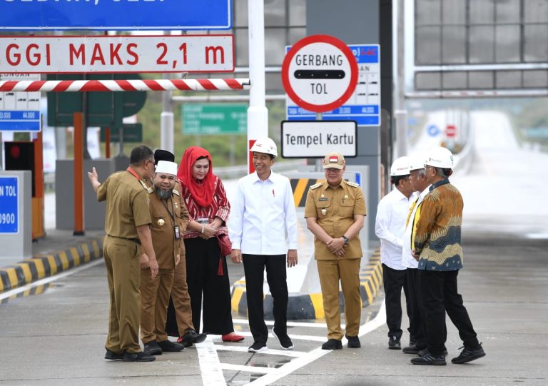 Presiden Jokowi usai meresmikan jalan tol ruas Bengkulu-Taba Penanjung di Gerbang Tol Bengkulu-Taba Penanjung, Kota Bengkulu, Provinsi Bengkulu, pada Kamis (20/07).