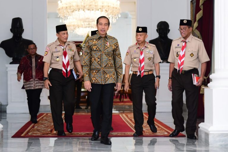 Presiden Jokowi menerima kunjungan Kwarnas Gerakan Pramuka, di Istana Merdeka, Jakarta, Jumat (14/07). 