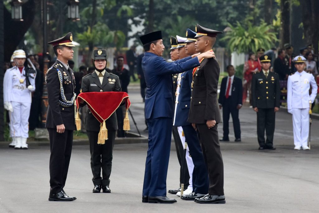 Presiden Jokowi lantik perwira muda TNI-Polri, di Halaman Istana Merdeka, Jakarta, Rabu (26/07).