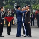 Presiden Jokowi lantik perwira muda TNI-Polri, di Halaman Istana Merdeka, Jakarta, Rabu (26/07).
