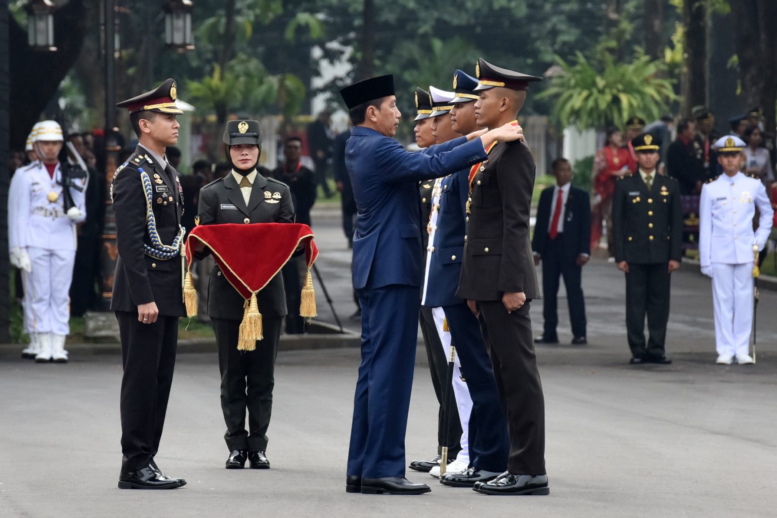 Presiden Jokowi lantik perwira muda TNI-Polri, di Halaman Istana Merdeka, Jakarta, Rabu (26/07).