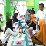 Presiden Jokowi meninjau penanganan stunting di Posyandu Sarimulyo, Kabupaten Seluma, Bengkulu, Jumat (21/07)