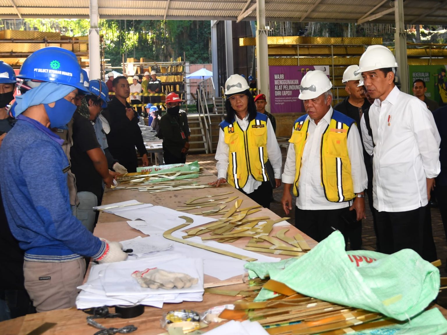 Presiden Jokowi meninjau Workshop Siluet Nyoman Nuarta yang terletak di NuArt Sculpture Park, Kabupaten Bandung Barat, Jawa Barat, Rabu (12/07)