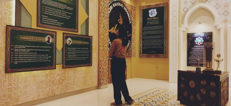 Salah seorang pengunjung di dalam Museum Jenang Kudus