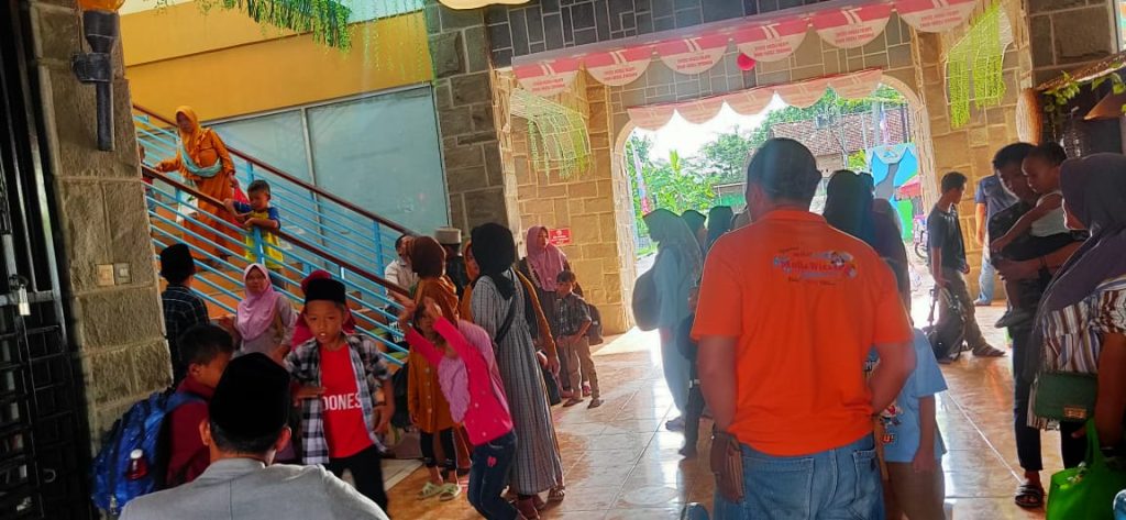 Wisatawan asal Desa Morodemak, Kecamatan Bonang Kabupaten Demak di depan pintu masuk Waterpark Mulia Wisata, Senin (03/07) 