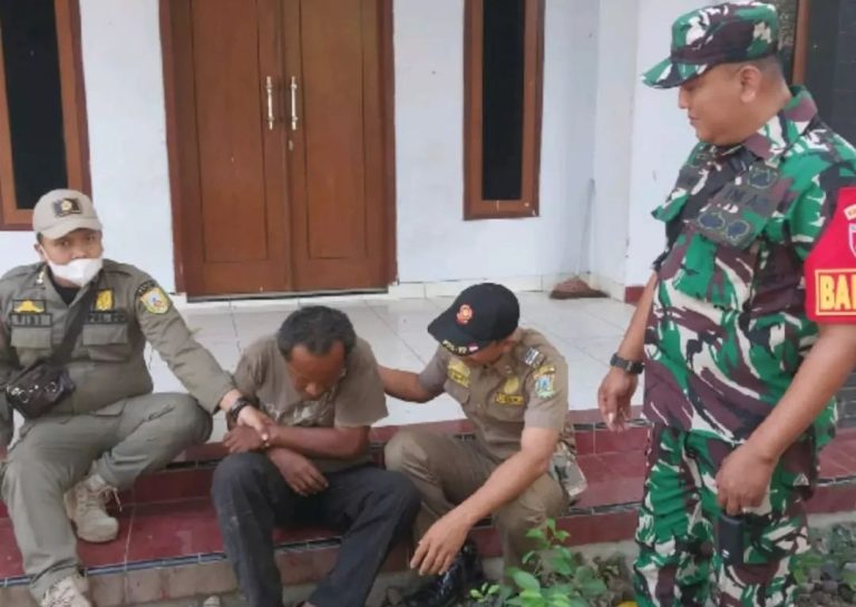 Tenteng Pisau dan Resahkan Warga, ODGJ Dersalam diamankan Satpol PP