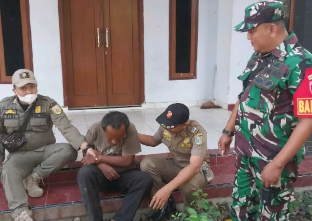Tenteng Pisau dan Resahkan Warga, ODGJ Dersalam diamankan Satpol PP