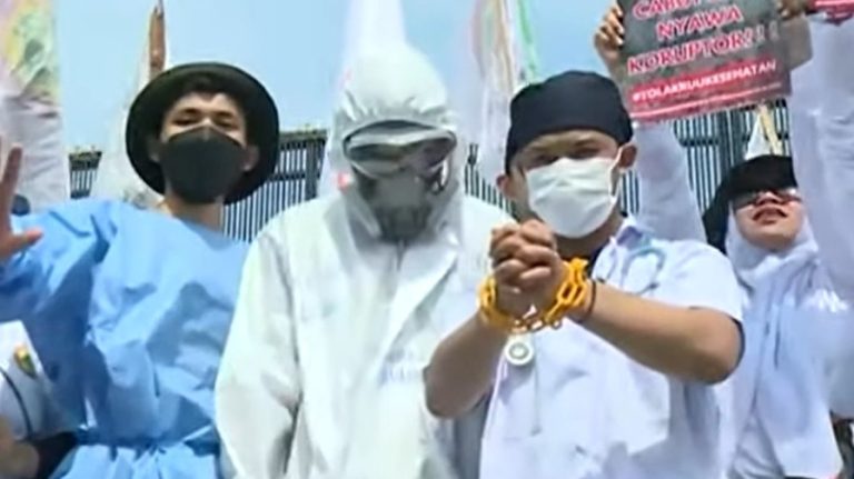 RUU Kesehatan Disahkan, Ribuan Nakes Gelar Aksi Penolakan di Depan Gedung DPR