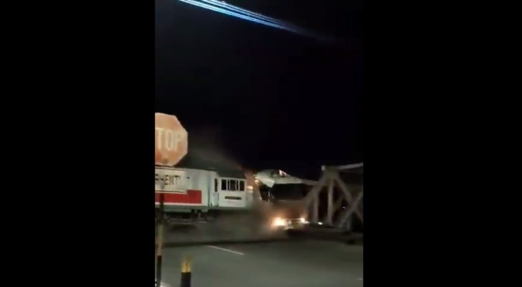 Tangkapan layar video KA Brantas hantam truk trailer di perlintasan Jalan Madukoro Raya, Kota Semarang, Selasa (18/07) pukul 19.15 WIB