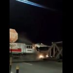 Tangkapan layar video KA Brantas hantam truk trailer di perlintasan Jalan Madukoro Raya, Kota Semarang, Selasa (18/07) pukul 19.15 WIB