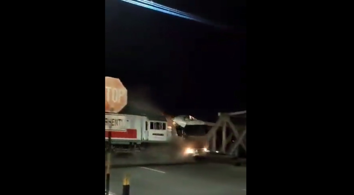 Tangkapan layar video KA Brantas hantam truk trailer di perlintasan Jalan Madukoro Raya, Kota Semarang, Selasa (18/07) pukul 19.15 WIB