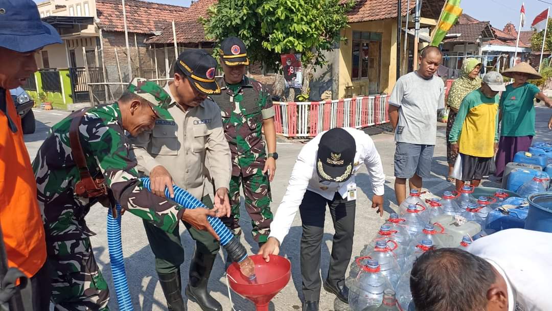 Puncak Kemarau, Warga Butuh Air bersih, BPBD Bersama Kodim 0716/ Demak Kirim Bantuan