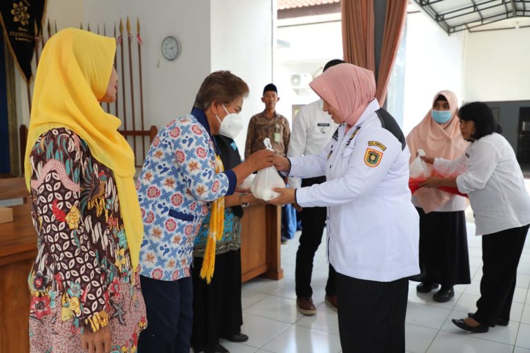 Wabup Serahkan 10 Ribu Telur Ayam, Bantuan Penanganan Stunting dari Pengusaha