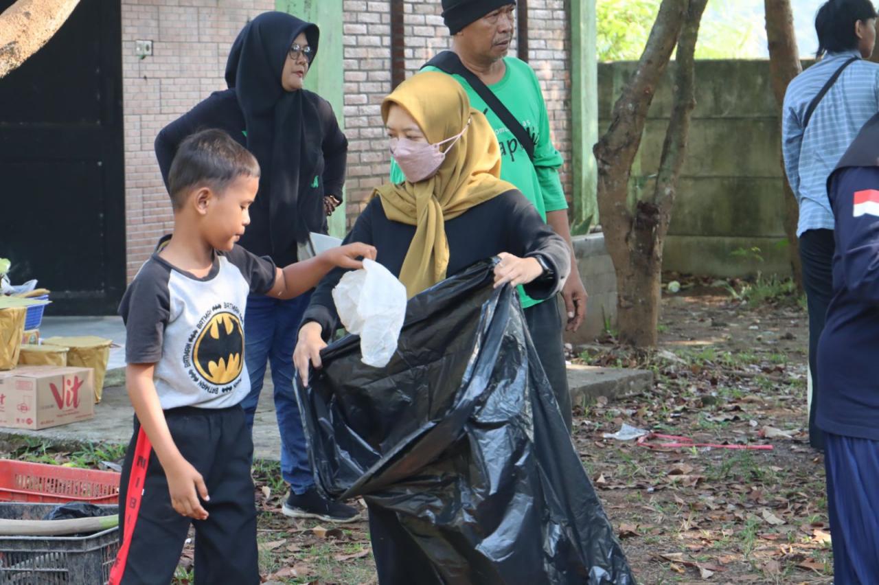 Peduli Lingkungan, Warga Belajar SKB Gelar Bersih Hutan Kota Yosorejo