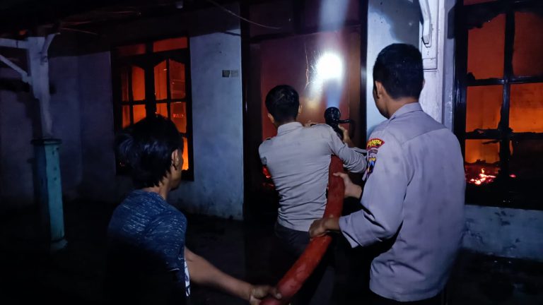Diduga Korsleting, Rumah Kosong di Desa Keboromo Tayu Terbakar