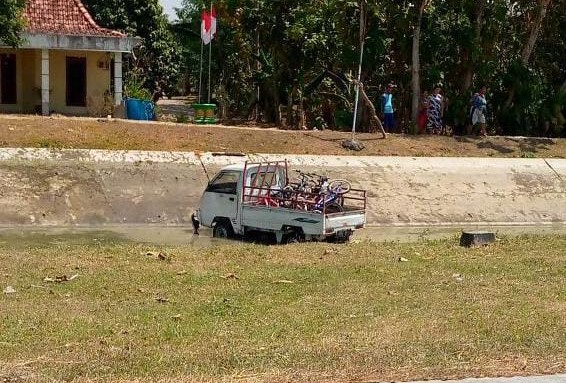 Kecelakaan di Jalan Penawangan – Sedadi, Mobil Pick Up Terjun ke Saluran Irigasi