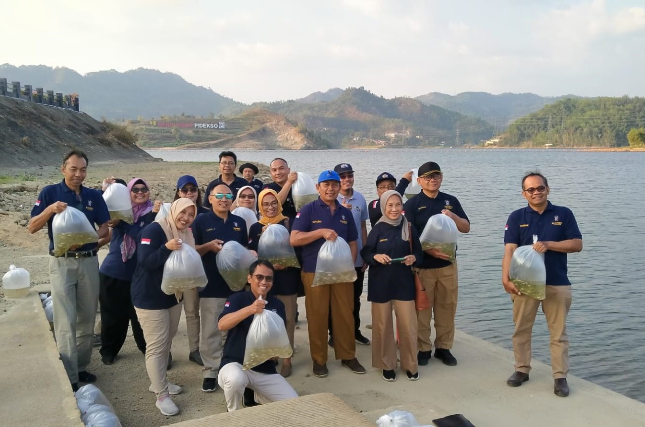 Bersama Masyarakat, IKA Undip Tebar Benih Ikan dan Tanam Pohon di Area Waduk Pidekso