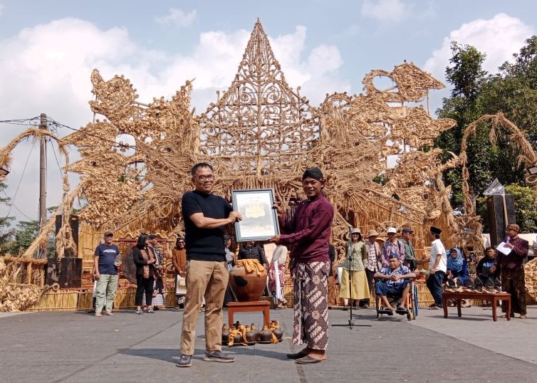 Sutradara film Garin Nugroho saat menerima Award dari Komunitas Lima Gunung dalam penutupan Festival Lima Gunung ke 22 di Dusun Sudimoro Desa Baleagung, Minggu (27/08).