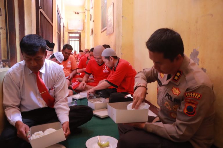 Diagendakan Setidaknya Sekali, Kapolres Klaten Makan Siang Bareng Tahanan