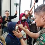 Pangdam IV Diponegoro Mayjen TNI Widi Prasetijono saat membuka pada pasien katarak yang sudah menjalani operasi.