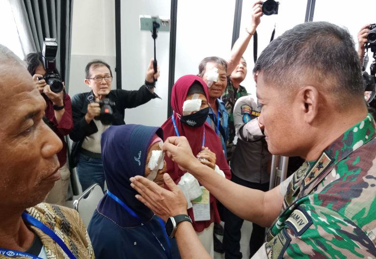 Pangdam IV Diponegoro Mayjen TNI Widi Prasetijono saat membuka pada pasien katarak yang sudah menjalani operasi.