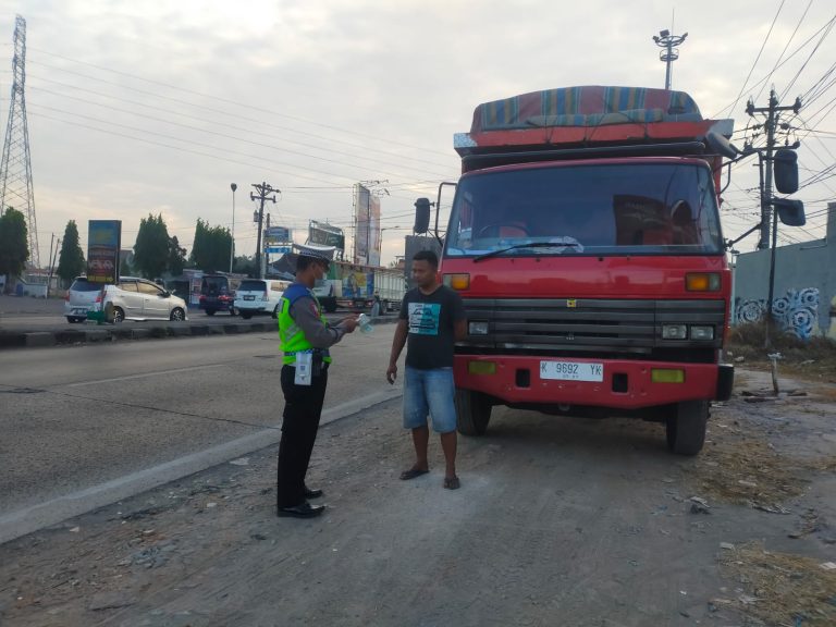 Nekat Terobos Rambu dan Bikin Macet, Belasan Truk Ditindak Satlantas Polres Kudus