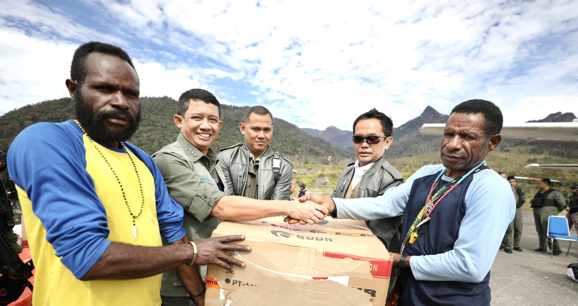 Kepala BNPB dan Menko PMK tiba di Distrik Sinak guna melihat langsung kondisi warga sekaligus mengantarkan langsung dukungan dari Pemerintah Pusat.