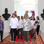 Presiden Jokowi menerima seniman Butet Kartaredjasa di Istana Merdeka, Jakarta, Kamis (03/08).