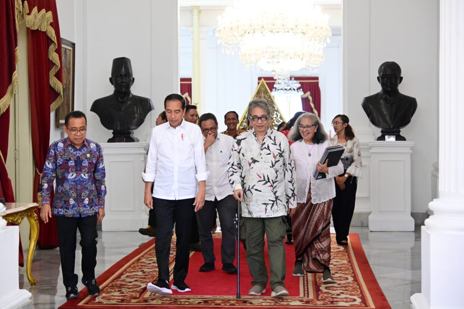 Presiden Jokowi menerima seniman Butet Kartaredjasa di Istana Merdeka, Jakarta, Kamis (03/08).