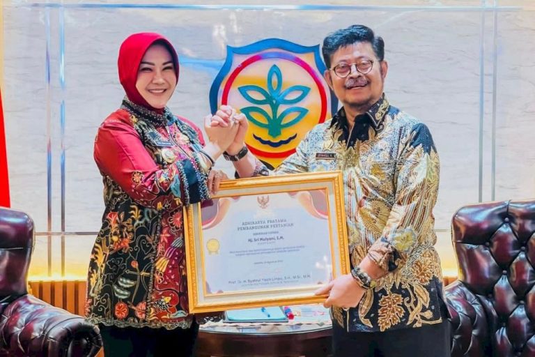 Bupati Klaten Terima Penghargaan Adhikarya Pratama Pembangunan Pertanian dari Wapres RI