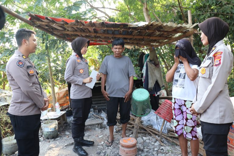 Polwan Polres Bantul Berikan Bantuan Nenek yang Lapar Dihakimi Massa karena Curi Kue