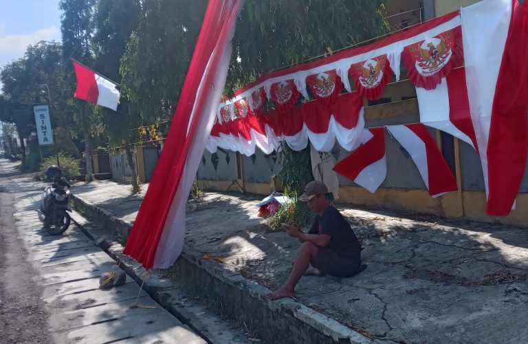 Jemput Rezeki, Pedagang Musiman Bertebaran Menjelang HUT Kemerdekaan RI
