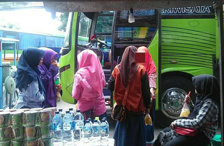 Dikeluhkan Peziarah, Dinas Pariwisata Demak Edukasi Pedagang Kuliner di Kadilangu