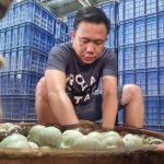 Bripka Weros Anggota Polres Brebes Optimalkan UMKM Telur Asin ‘Cah Angon’