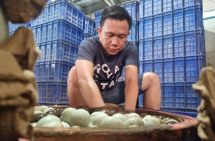 Bripka Weros Anggota Polres Brebes Optimalkan UMKM Telur Asin ‘Cah Angon’